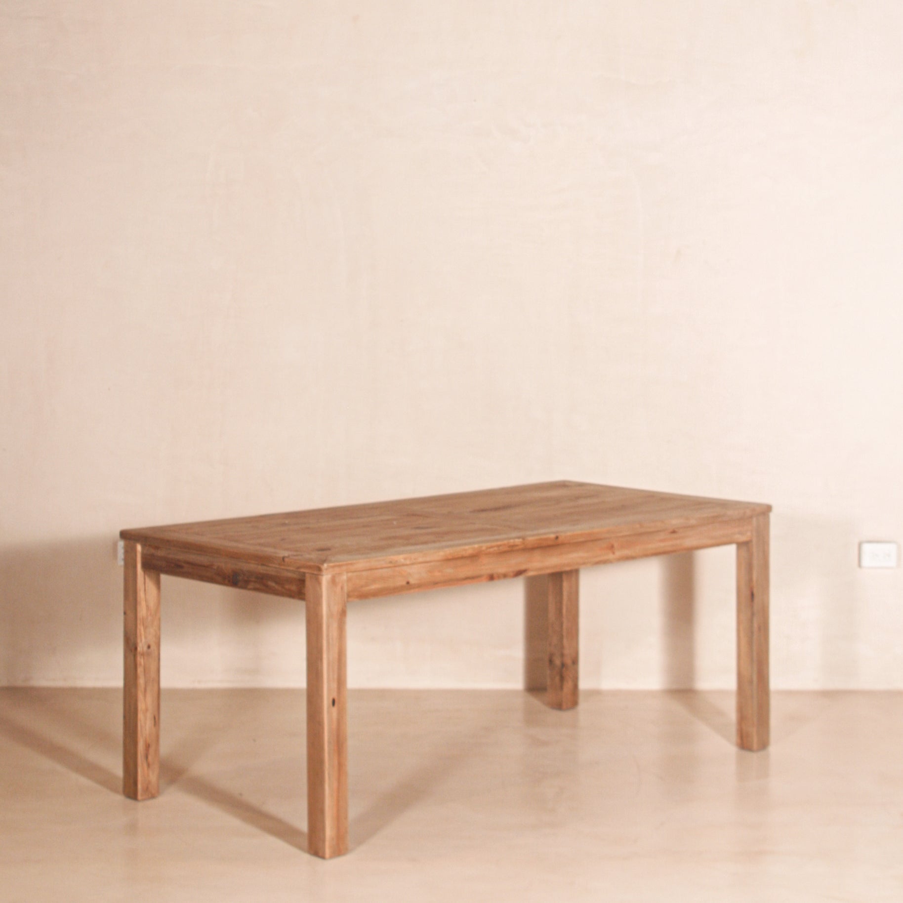 Mesa comedor rectangular de madera maciza en tono natural, ideal para 6 personas. Diseño rústico y resistente, perfecta para casas en la playa o espacios tropicales. Disponible en Prisma Muebles, mueblerías en Cancún, Playa del Carmen y Tulum.
