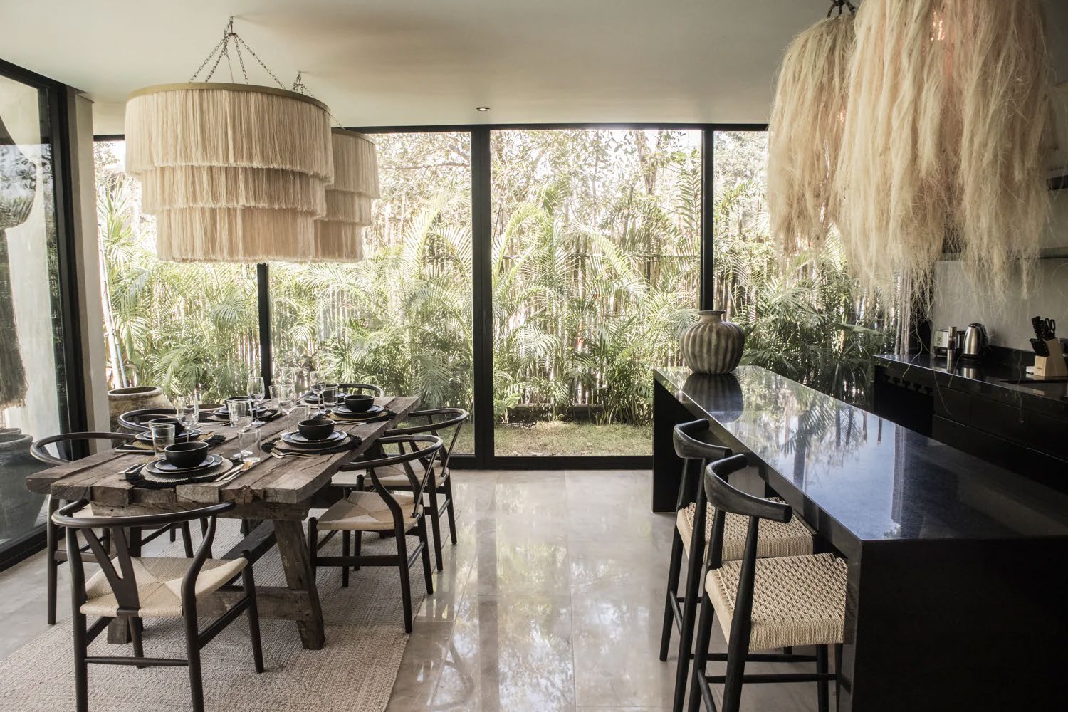 Comedor en casa de Playa del Carmen decorado con muebles de madera maciza y lamparas de tejido natural Comedor en casa de Playa del Carmen decorado con muebles de madera maciza y lamparas de tejido natural