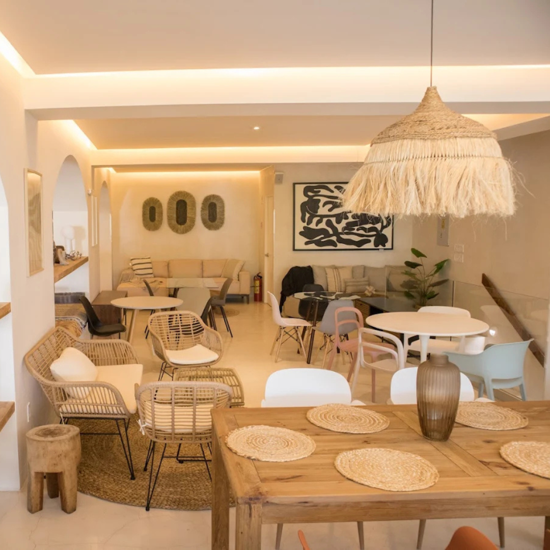 Mueblería en Cancún con comedor de madera natural y sillas modernas, lámpara de techo artesanal y decoración tropical perfecta para salas pequeñas y comedores de casas en renta vacacional en Playa del Carmen y Tulum. Mueblería en Cancún con comedor de madera natural y sillas modernas, lámpara de techo artesanal y decoración tropical perfecta para salas pequeñas y comedores de casas en renta vacacional en Playa del Carmen y Tulum.