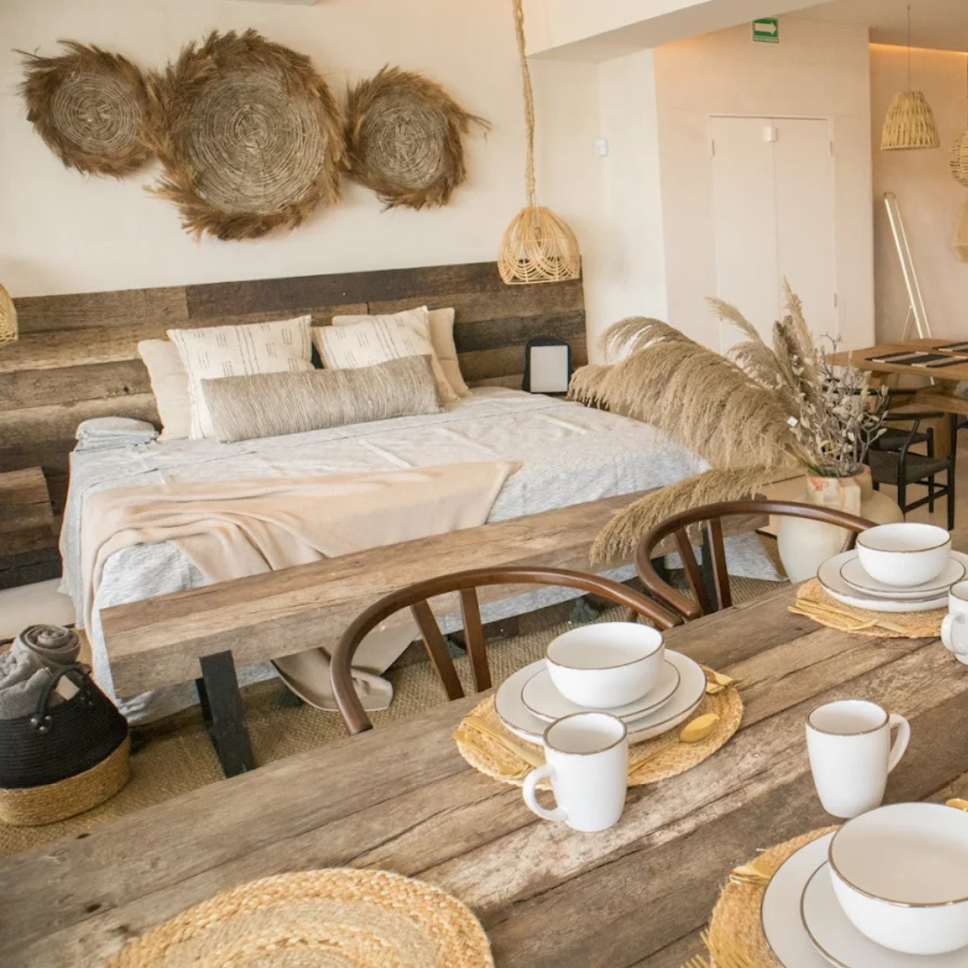 Muebles Cancún con cama de madera, mesa comedor con vajilla, lámpara colgante tejida y decoración orgánica boho; perfecta para interiores cálidos, frescos y elegantes en el Caribe mexicano. Muebles Cancún con cama de madera, mesa comedor con vajilla, lámpara colgante tejida y decoración orgánica boho; perfecta para interiores cálidos, frescos y elegantes en el Caribe mexicano.