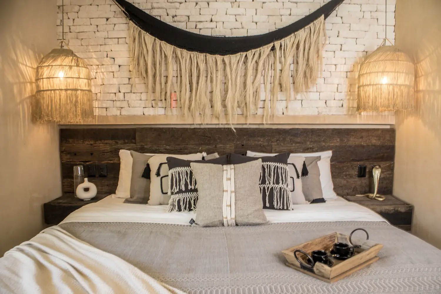 Recamara en Tulum decorada con arte de macrame hecho de fibra de henequen, lamparas de techo y cojines tejidos por artesanos locales Recamara en Tulum decorada con arte de macrame hecho de fibra de henequen, lamparas de techo y cojines tejidos por artesanos locales