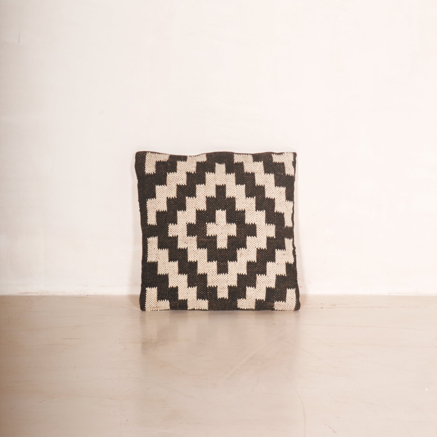 Cojín Madurai tejido blanco y negro con patrón geométrico para sala o recámaras modernas Cojín Madurai tejido blanco y negro con patrón geométrico para sala o recámaras modernas