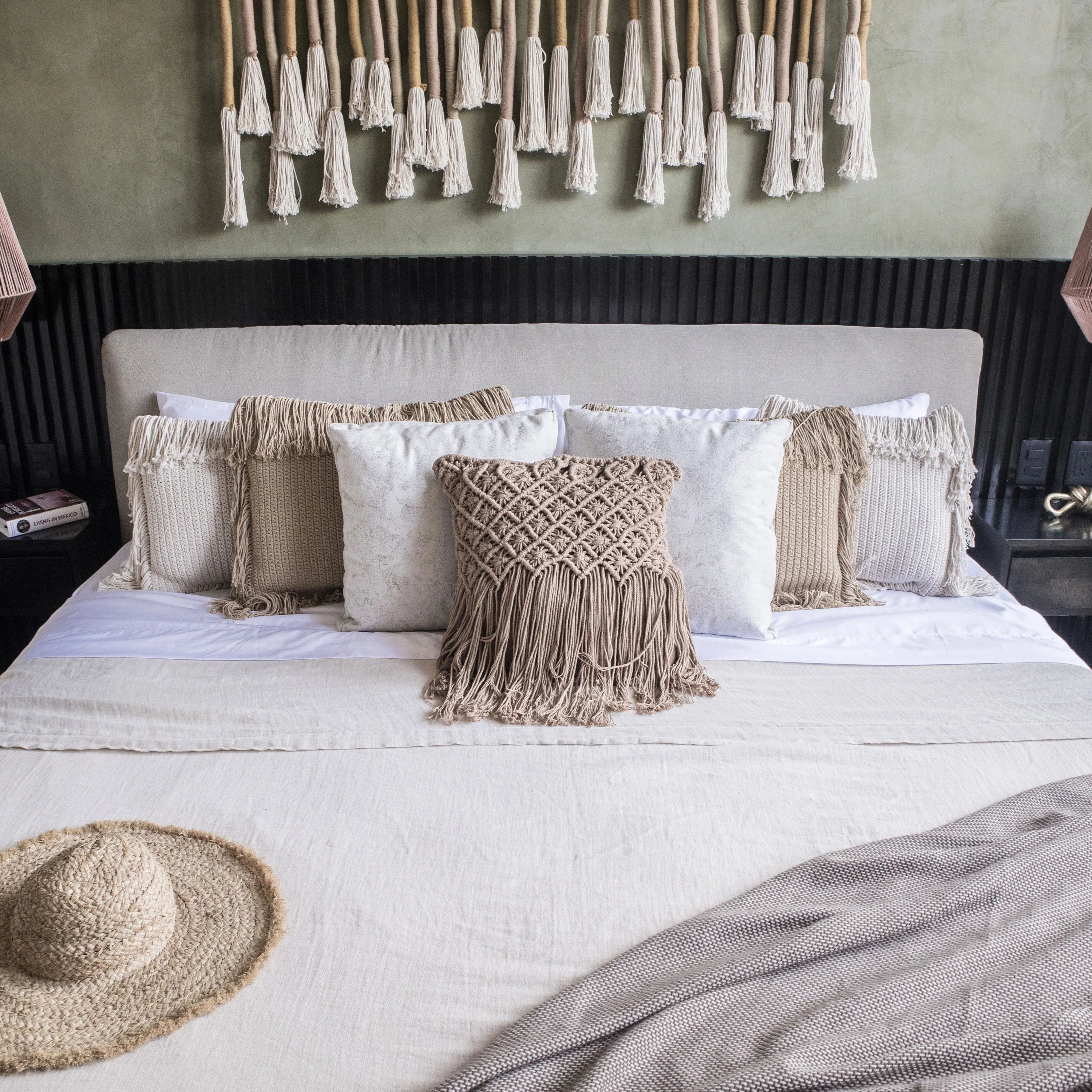 Recámaras con cabecera tapizada, cojines tejidos y decoración boho, ideal para casas en Cancún, Playa del Carmen o Tulum Recámaras con cabecera tapizada, cojines tejidos y decoración boho, ideal para casas en Cancún, Playa del Carmen o Tulum