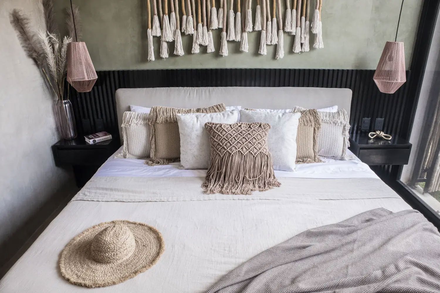 recamara boho ubicada en tulum decorada con lamparas de techo y cojines de macrame tejidos a mano recamara boho ubicada en tulum decorada con lamparas de techo y cojines de macrame tejidos a mano