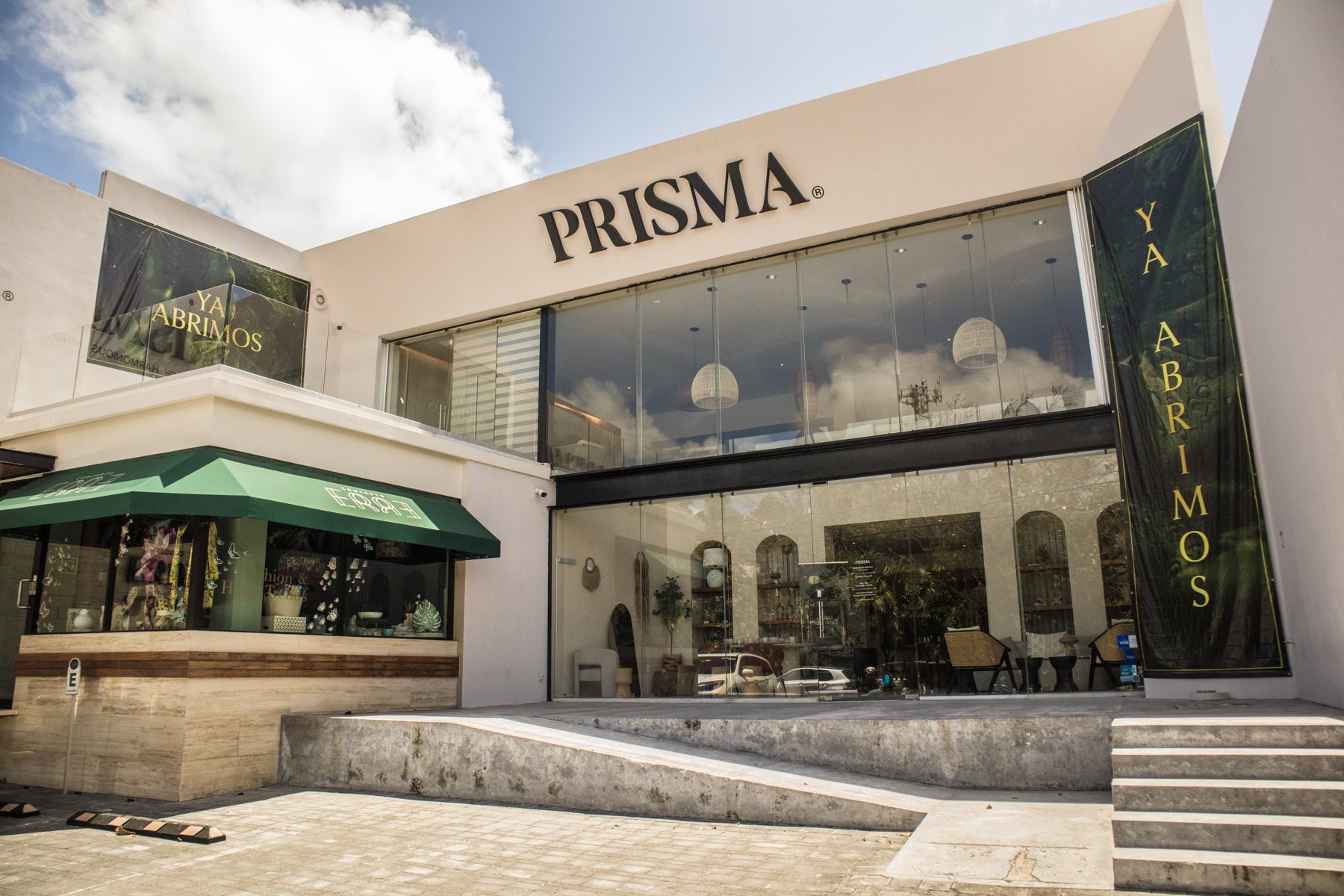 Fachada de mueblería en Cancún Prisma, tienda de muebles en Cancún especializada en mesas, comedores y decoración para hogar con estilo moderno y tropical. Fachada de mueblería en Cancún Prisma, tienda de muebles en Cancún especializada en mesas, comedores y decoración para hogar con estilo moderno y tropical.