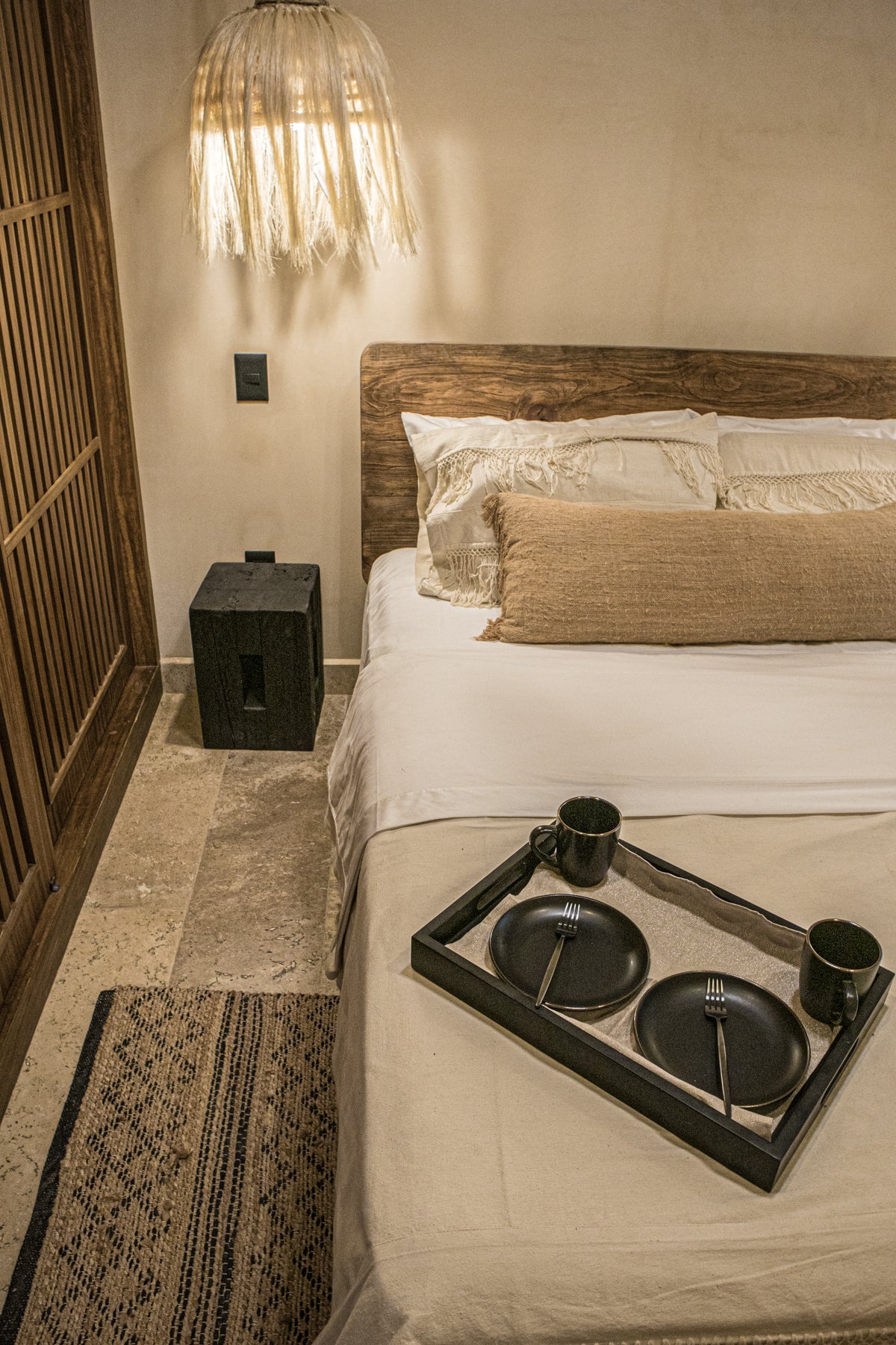 cama king size de madera con lámpara de techo tejida con fibras naturales y un buró de madera cama king size de madera con lámpara de techo tejida con fibras naturales y un buró de madera
