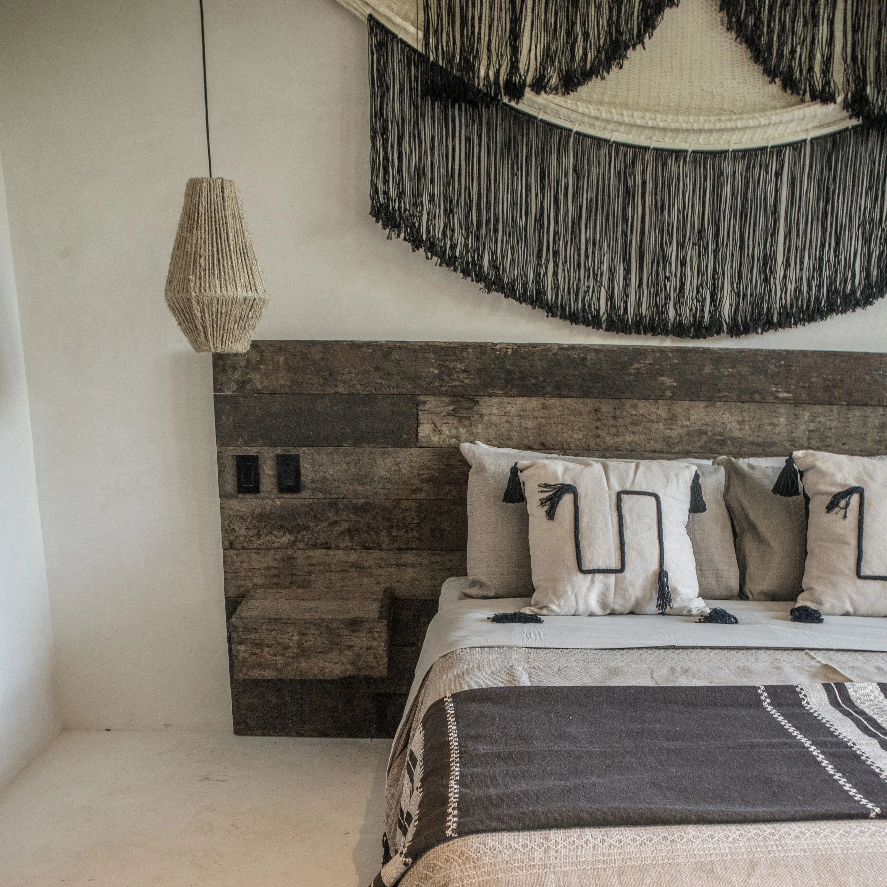 Recámaras con cabecera natural, lámparas colgantes y diseño bohemio, disponible en mueblerías en Cancún, Playa del Carmen y Tulum Recámaras con cabecera natural, lámparas colgantes y diseño bohemio, disponible en mueblerías en Cancún, Playa del Carmen y Tulum