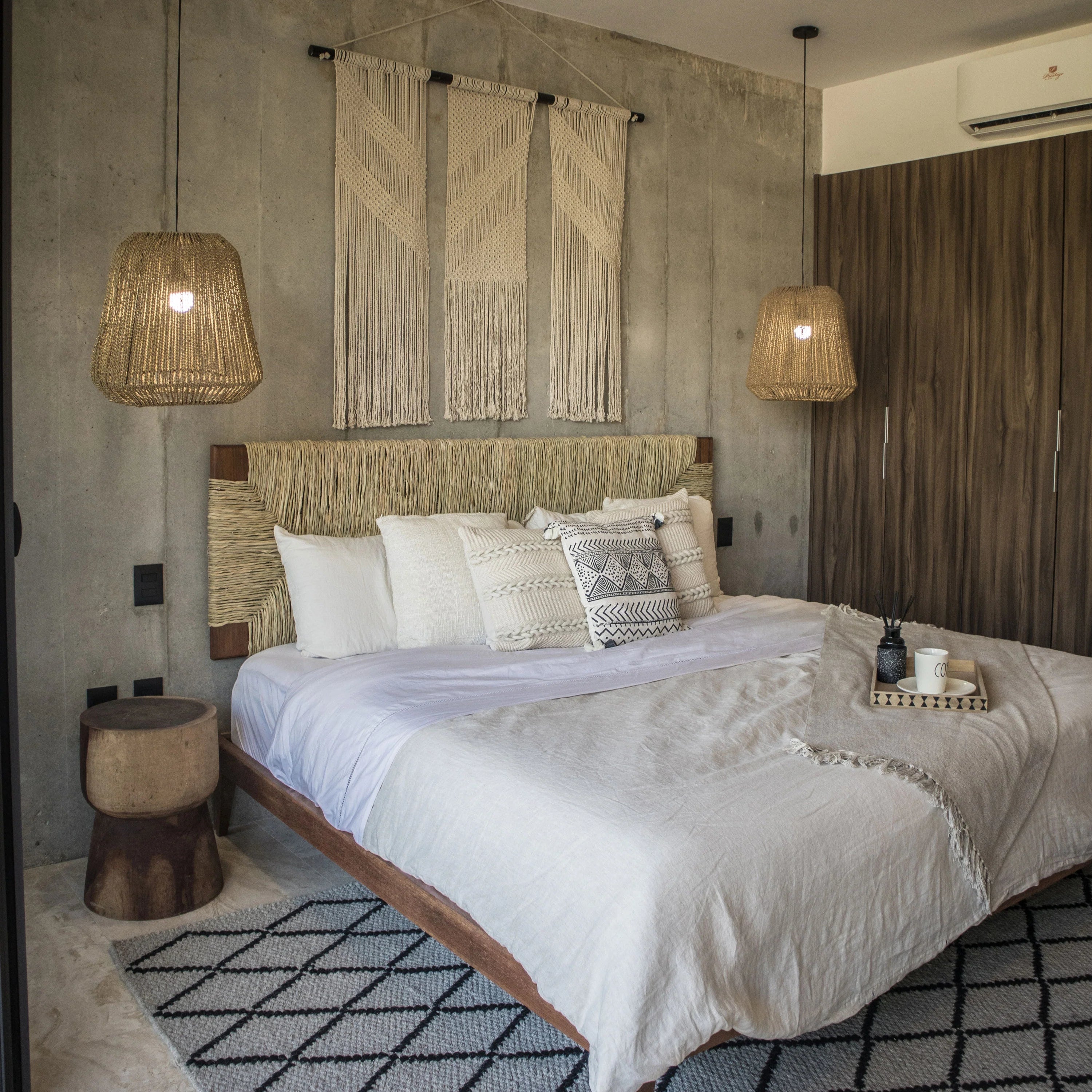 Recámara con cama matrimonial, lámparas de techo y muebles tropicales disponibles en tienda de muebles en Cancún, Playa del Carmen y Tulum Recámara con cama matrimonial, lámparas de techo y muebles tropicales disponibles en tienda de muebles en Cancún, Playa del Carmen y Tulum