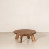 Mesa de centro redonda, con medidas de 0.90 m de diámetro x 0.35 m de alto, fabricada en madera maciza de pino, con acabado cardeado y entintado que resalta su textura natural.
Su diseño rústico y elegante, con patas inclinadas y gruesas, le aporta estabilidad y carácter, siendo perfecta para tu sala en tu casa de playa.
Encuéntrala en Prisma Muebles | Playa del Carmen y Tulum.