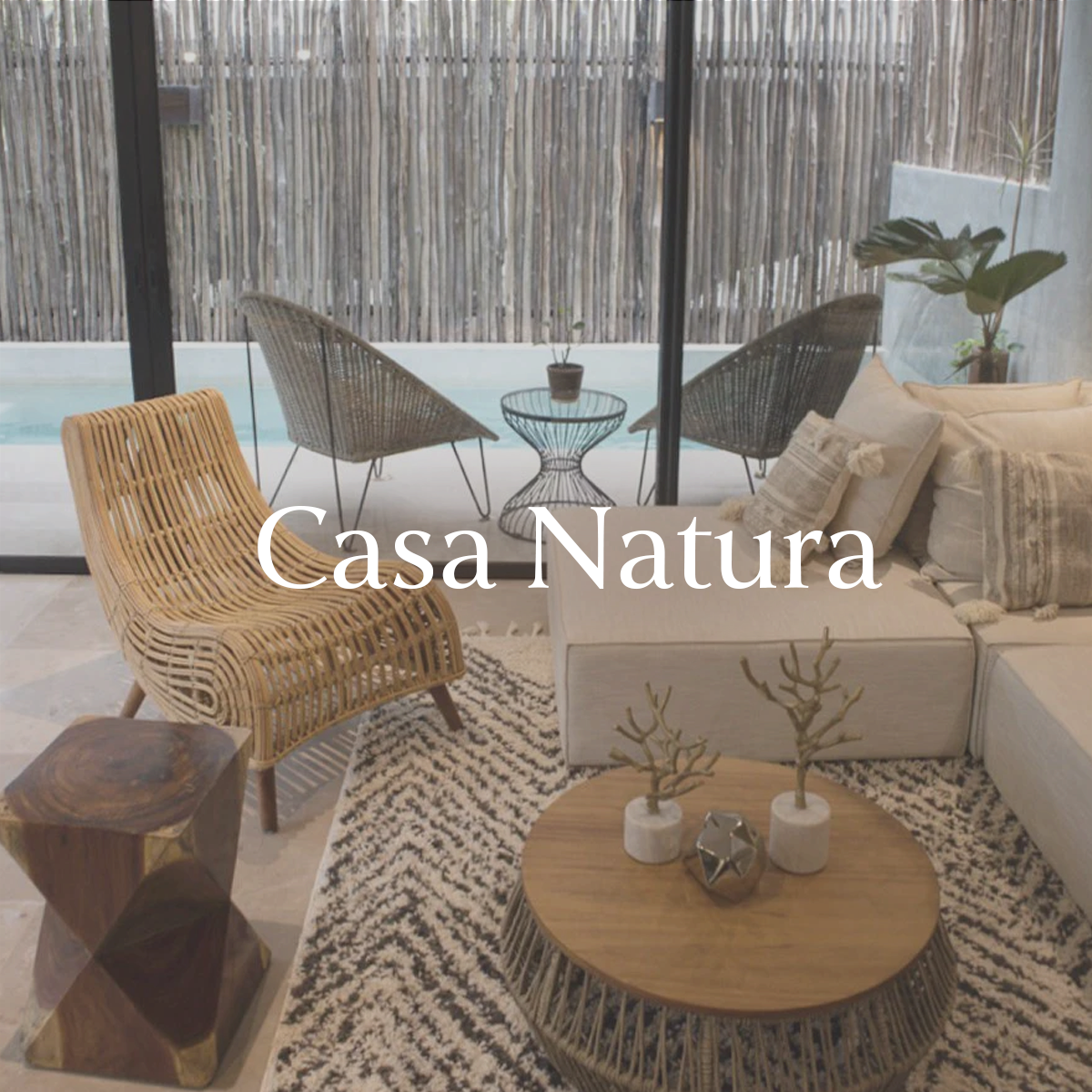 Sala en L, mesa de centro de madera y sillas de exterior.