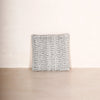 Cojín decorativo cuadrado 45x45 en diseño artesanal blanco y gris