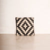 Cojín Madurai tejido blanco y negro con patrón geométrico para sala o recámaras modernas