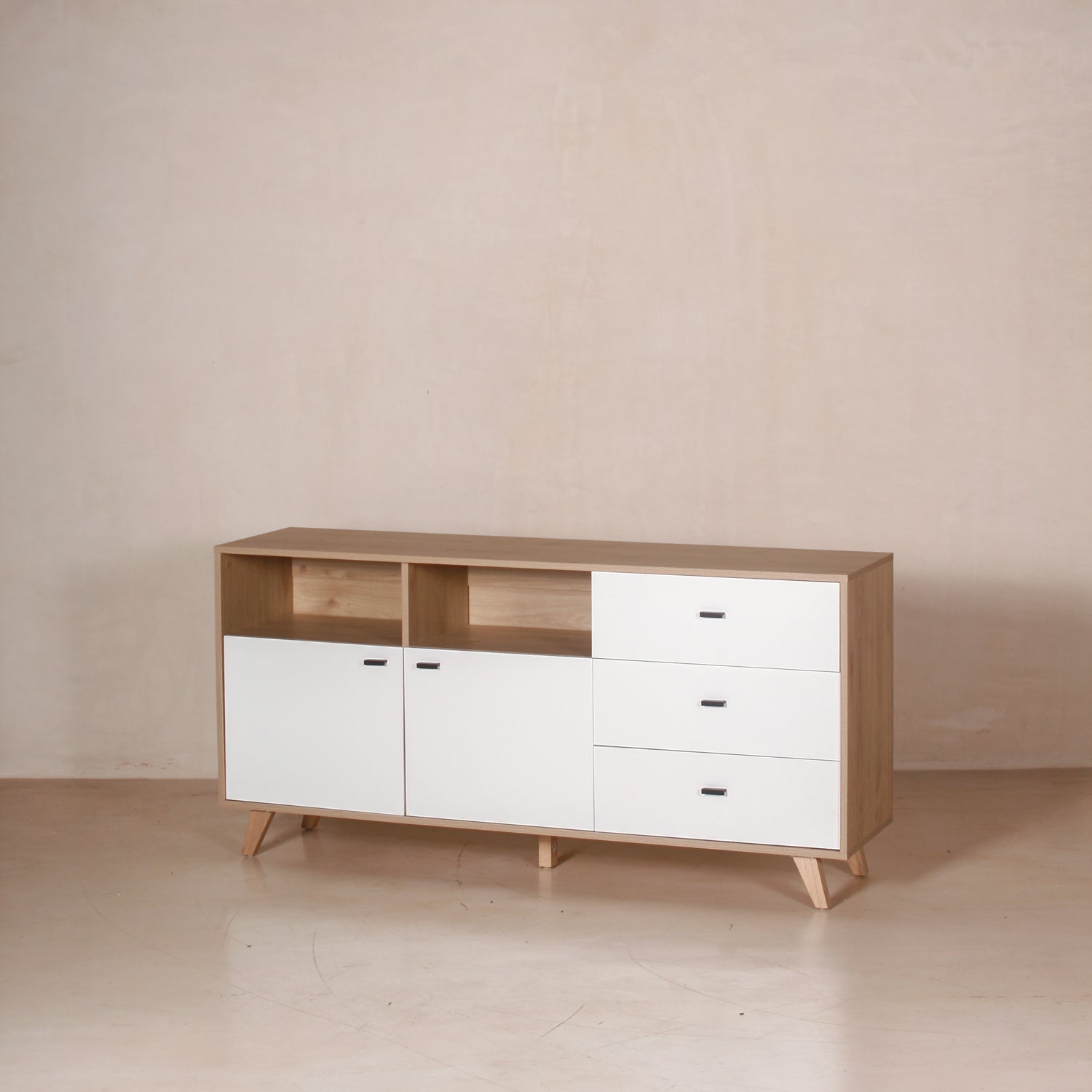 Credenza moderna de madera clara con puertas y cajones blancos, ideal para comedor o sala en casas de playa. Disponible en Prisma Muebles.