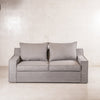 Sofá Love seat de dos plazas, color gris tapizado con tela de linato. Ideal para sala de casa de playa. Disponible en Prisma Muebles en Cancún, Playa del Carmen y Tulum.