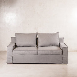 Sofá Love seat de dos plazas, color gris tapizado con tela de linato. Ideal para sala de casa de playa. Disponible en Prisma Muebles en Cancún, Playa del Carmen y Tulum. Sofá Love seat de dos plazas, color gris tapizado con tela de linato. Ideal para sala de casa de playa. Disponible en Prisma Muebles en Cancún, Playa del Carmen y Tulum.