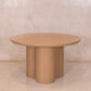 Mesa de comedor redonda color capuchino estilo contemporáneo para interiores cálidos y modernos