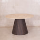 Mesa de comedor redonda de nogal oscuro con cubierta de mármol travertino estilo contemporáneo