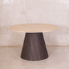 Mesa de comedor redonda de nogal oscuro con cubierta de mármol travertino estilo contemporáneo