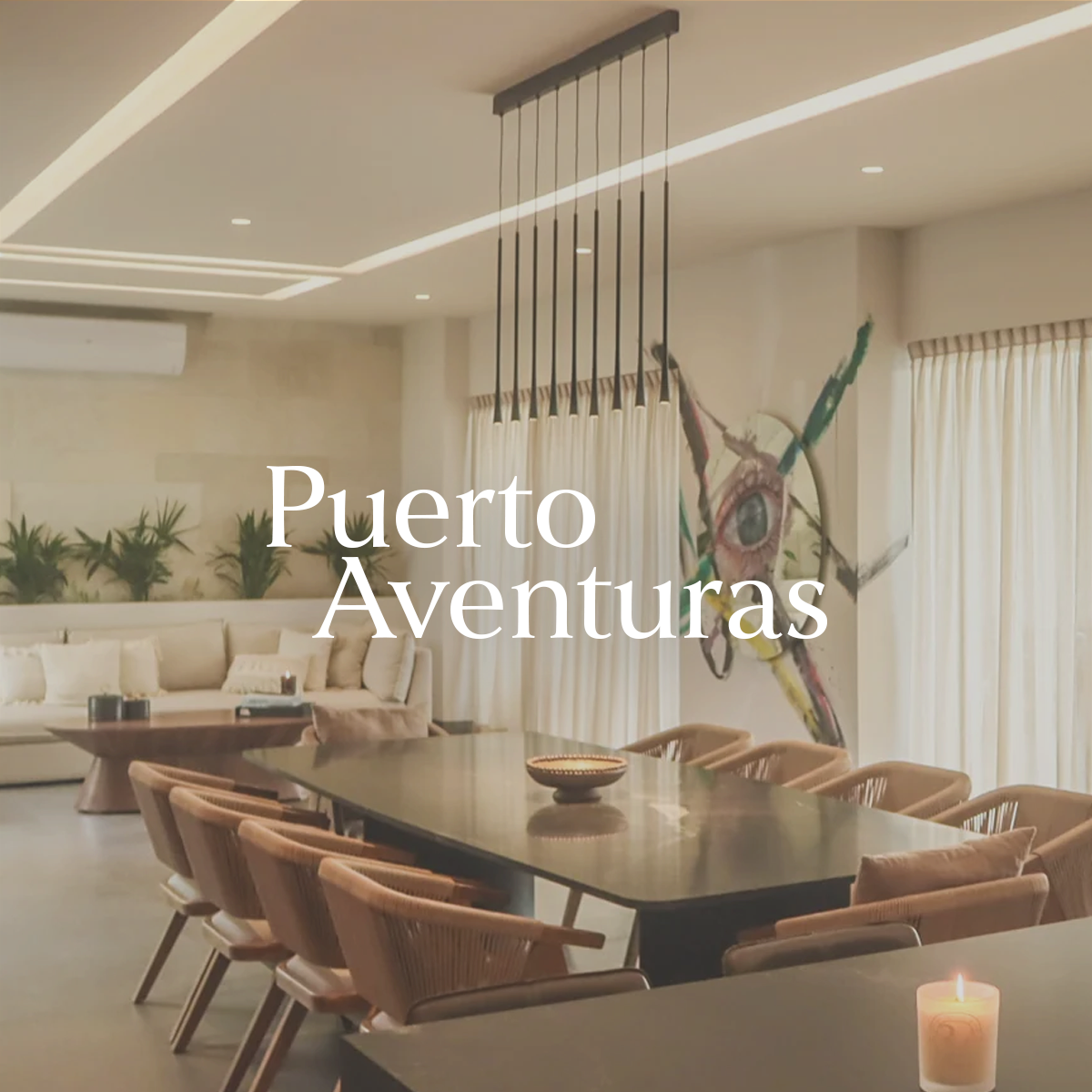 Decoración de Interiores de Casa Puerto Aventuras, se ve el comedor con sillas, una lámpara colgante y sala moderna.