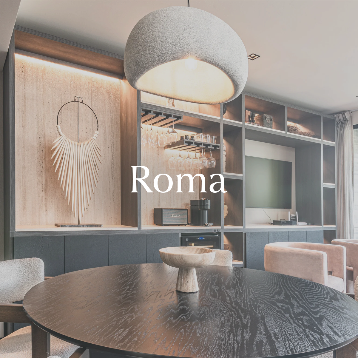 Diseño de Interiores de comedor, lámpara de techo, mueble para tv y sillas de comedor.