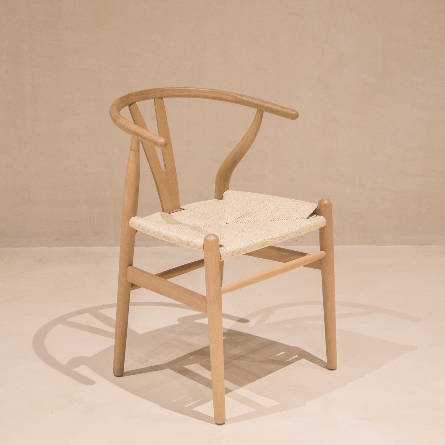 Silla de comedor Micerino  acabado natural, hecha de madera maciza y tejido natural de ratán por Prisma Muebles mueblería en Cancún, Tulúm y Playa del Carmen
