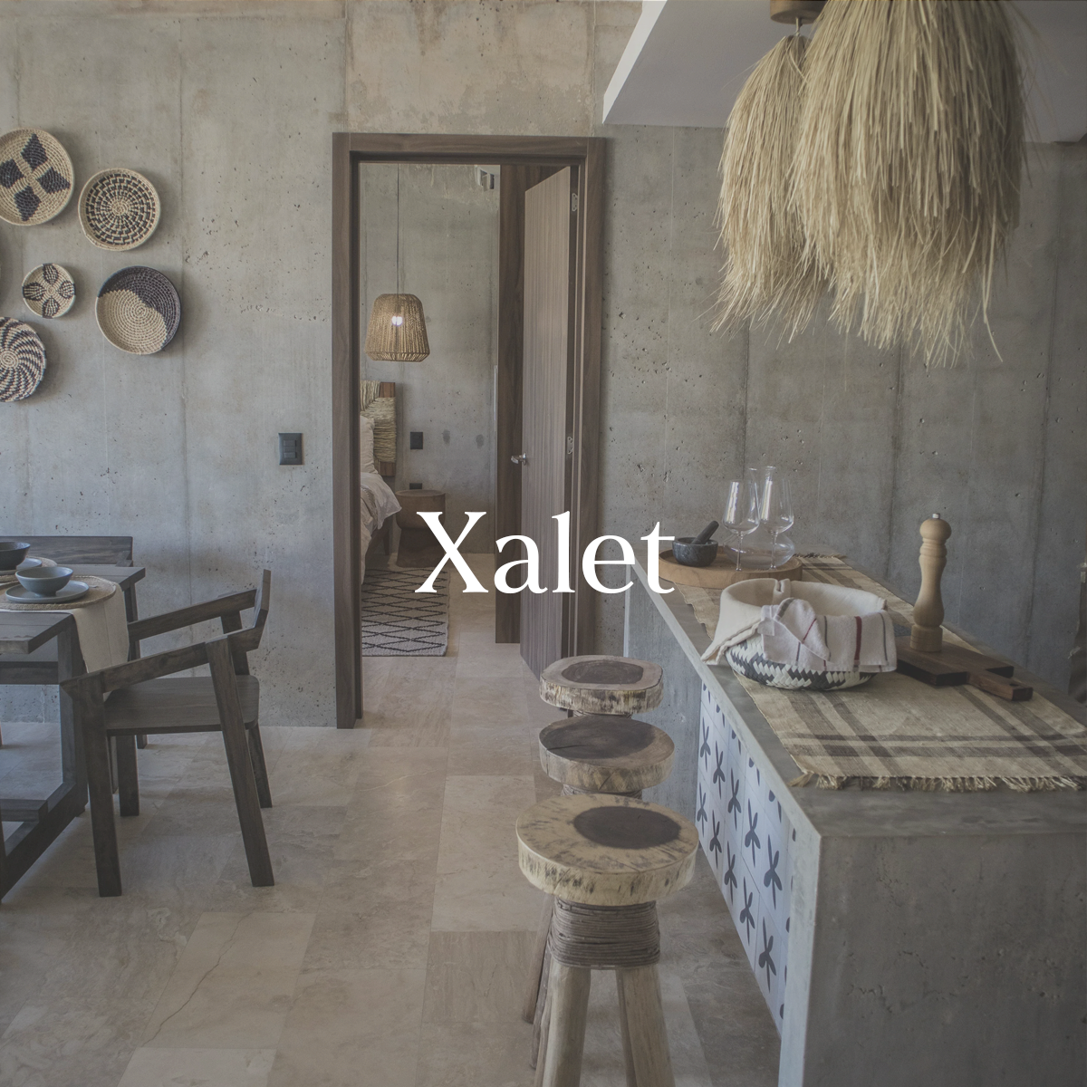 Cocina con lámpara de techo y bancos de madera.