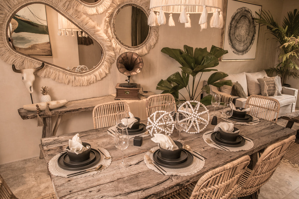 Comedor de madera con estilo costero. Tiene una mesa rústica y sillas de ratán. La decoración es tropical. Es ideal para casas en la playa en Cancún, Playa del Carmen o Tulum.