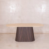 Mesa de comedor moderna de nogal con cubierta de mármol travertino para interiores contemporáneos