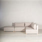 Vista respaldo hacia lado derecho de Sala modular color beige, fabricada de 4 módulos de 1x1 (1 esquinero, dos módulos con respaldo y 1 otomán). Ideal para tu sala de casa de playa. Encuéntrala en Prisma, mueblería en Cancún, Playa del Carmen y Tulum.