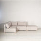 Vista hacia lado izquierdo de Sala modular color beige, fabricada de 4 módulos de 1x1 (1 esquinero, dos módulos con respaldo y 1 otomán). Ideal para tu sala de casa de playa. Encuéntrala en Prisma, mueblería en Cancún, Playa del Carmen y Tulum.