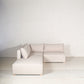 Vista general de Sala modular color beige, fabricada de 4 módulos de 1x1 (1 esquinero, dos módulos con respaldo y 1 otomán). Ideal para tu sala de casa de playa. Encuéntrala en Prisma, mueblería en Cancún, Playa del Carmen y Tulum.