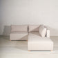 Vista con ottoman enfrente de Sala modular color beige, fabricada de 4 módulos de 1x1 (1 esquinero, dos módulos con respaldo y 1 otomán). Ideal para tu sala de casa de playa. Encuéntrala en Prisma, mueblería en Cancún, Playa del Carmen y Tulum.