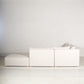 Vista posterior derecha de Sala modular color beige, fabricada de 4 módulos de 1x1 (1 esquinero, dos módulos con respaldo y 1 otomán). Ideal para tu sala de casa de playa. Encuéntrala en Prisma, mueblería en Cancún, Playa del Carmen y Tulum.