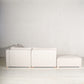 Vista posterior izquierda de Sala modular color beige, fabricada de 4 módulos de 1x1 (1 esquinero, dos módulos con respaldo y 1 otomán). Ideal para tu sala de casa de playa. Encuéntrala en Prisma, mueblería en Cancún, Playa del Carmen y Tulum.