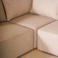 Vista detalle de tapizado de Sala modular color beige, fabricada de 4 módulos de 1x1 (1 esquinero, dos módulos con respaldo y 1 otomán). Ideal para tu sala de casa de playa. Encuéntrala en Prisma, mueblería en Cancún, Playa del Carmen y Tulum.