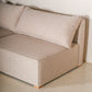 Vista detalle de asiento y respaldo de Sala modular color beige, fabricada de 4 módulos de 1x1 (1 esquinero, dos módulos con respaldo y 1 otomán). Ideal para tu sala de casa de playa. Encuéntrala en Prisma, mueblería en Cancún, Playa del Carmen y Tulum.