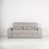 Sofá cama en color gris, tamaño queen que cuenta con tres niveles de inclinación y un mecanismo de extracción y elevación para una extensión completa tipo cama. Ideal para tu sala de casa de playa. Encuéntrala en Prisma, mueblería en Cancún, Playa del Carmen y Tulum.